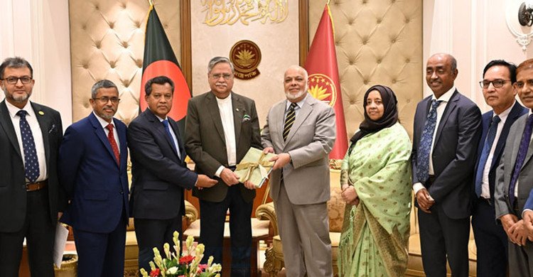 রাষ্ট্রপতির কাছে বার্ষিক প্রতিবেদন হস্তান্তর করল জুডিসিয়াল সার্ভিস কমিশন